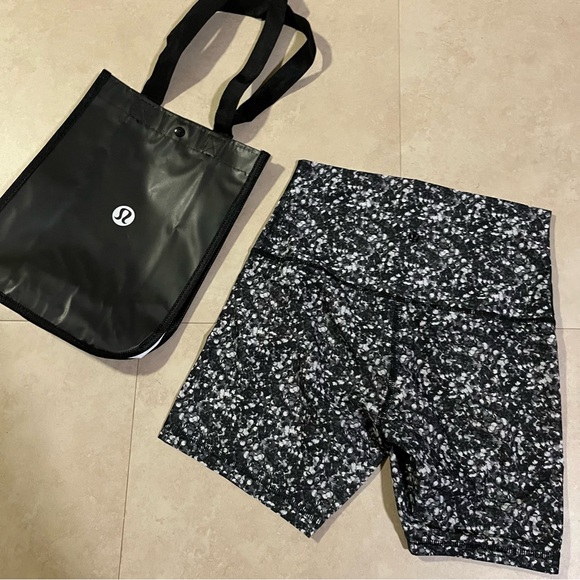 Lululemon shorts size 4 small - Picture 3 of 3